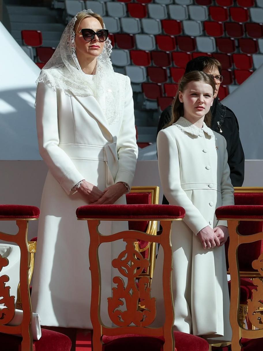 الأميرة شارلين وابنتها غابرييلا تتألقان بالأبيض من ايلي صعب