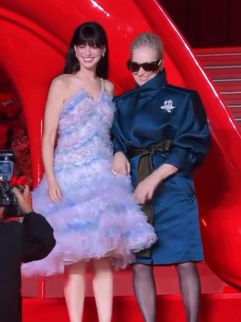 آن هاثاواي وميريل ستريب بأزياء برموز خاصة في شنغهاي 