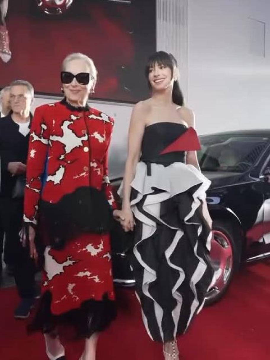 آن هاثاواي بفستان فالنتينو وميريل ستريب في شانيل في طوكيو