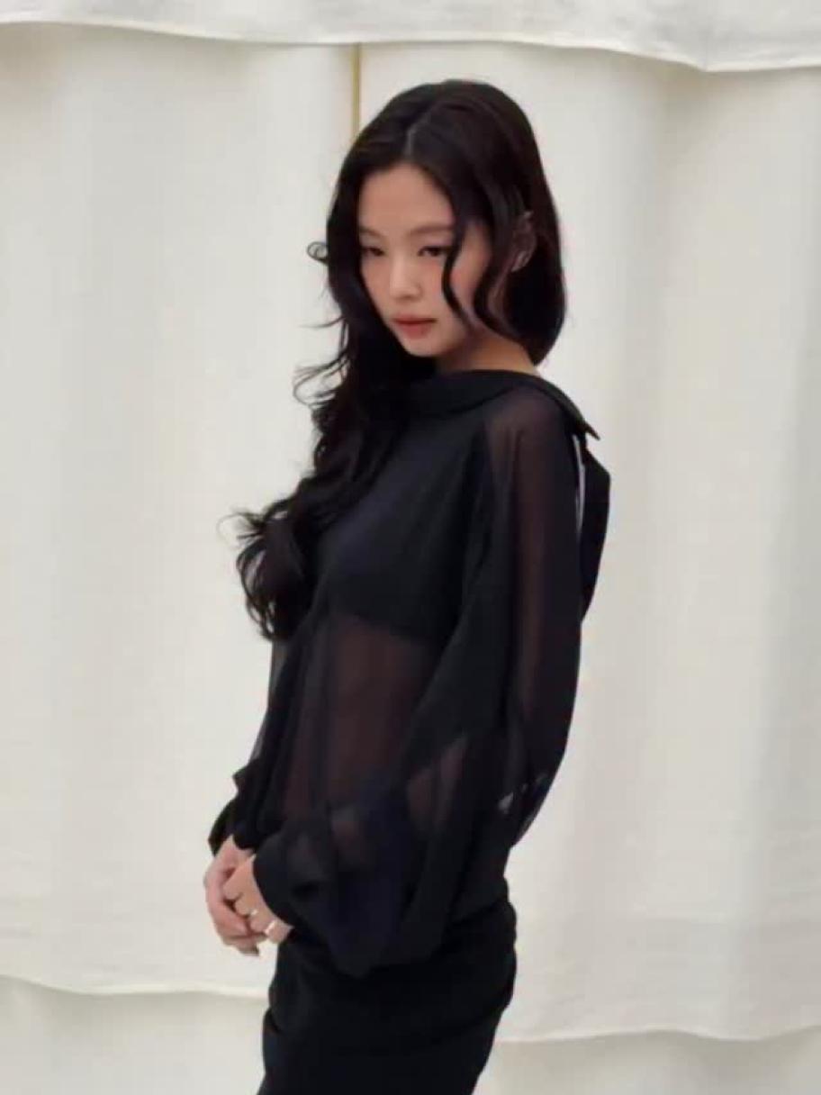 جيني بإطلالة أنثوية يتخللها الشيفون في سيول