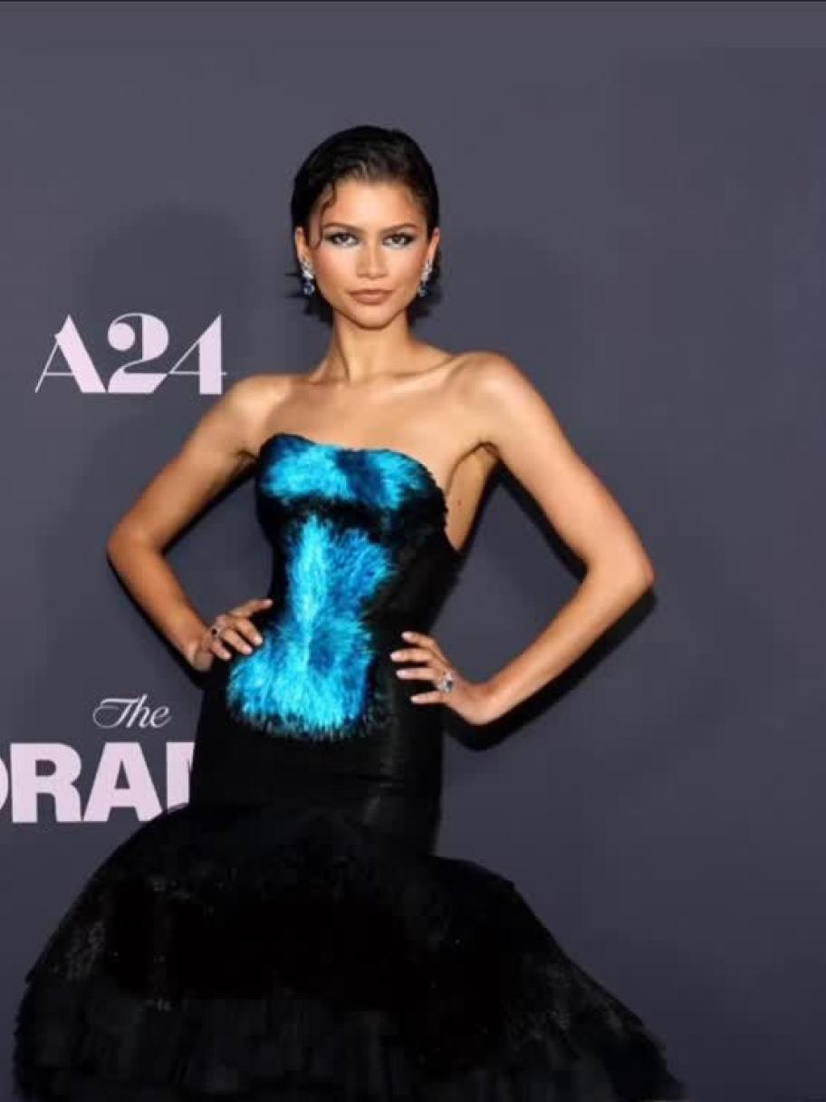 زندايا بمبدأ &ldquo;Something Blue&rdquo; التقليدي في إطلالة سكياباريللي