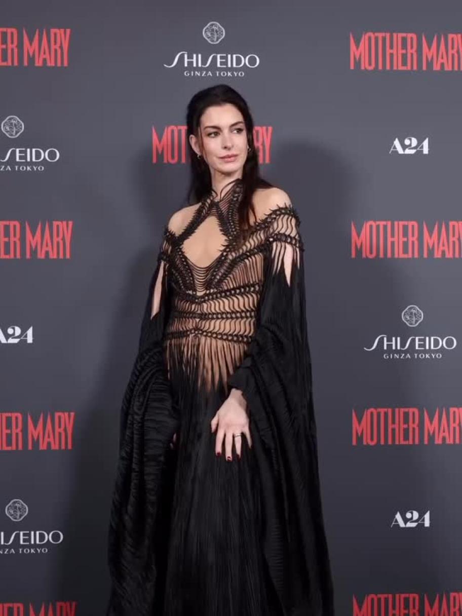 آن هاثاواي بإطلالة درامية قوطية في عرض Mother Mary 