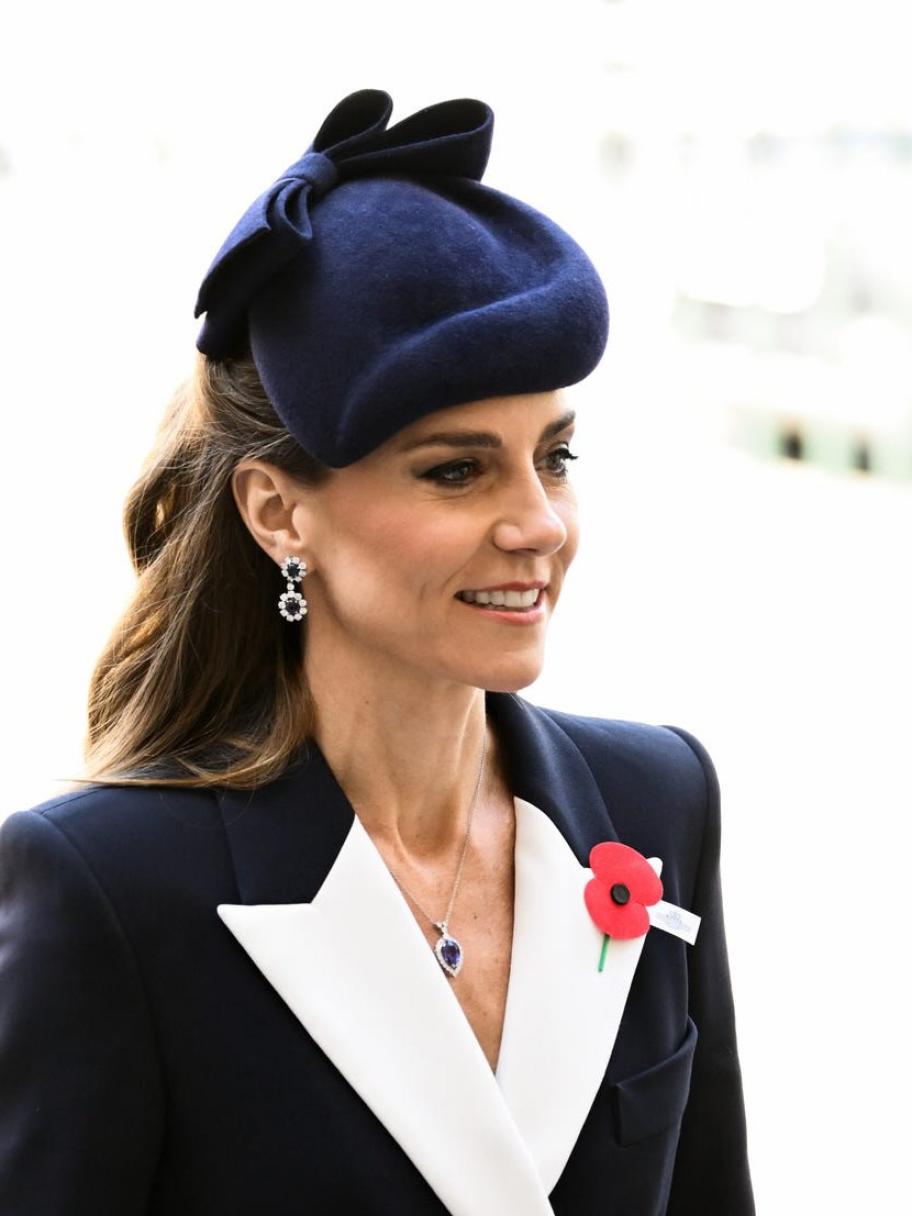 كيت ميدلتون بإطلالة ملكية من جيفنشي تحمل رمزية خاصةكيت ميدلتون بإطلالة ملكية من جيفنشي تحمل رمزية خاصة