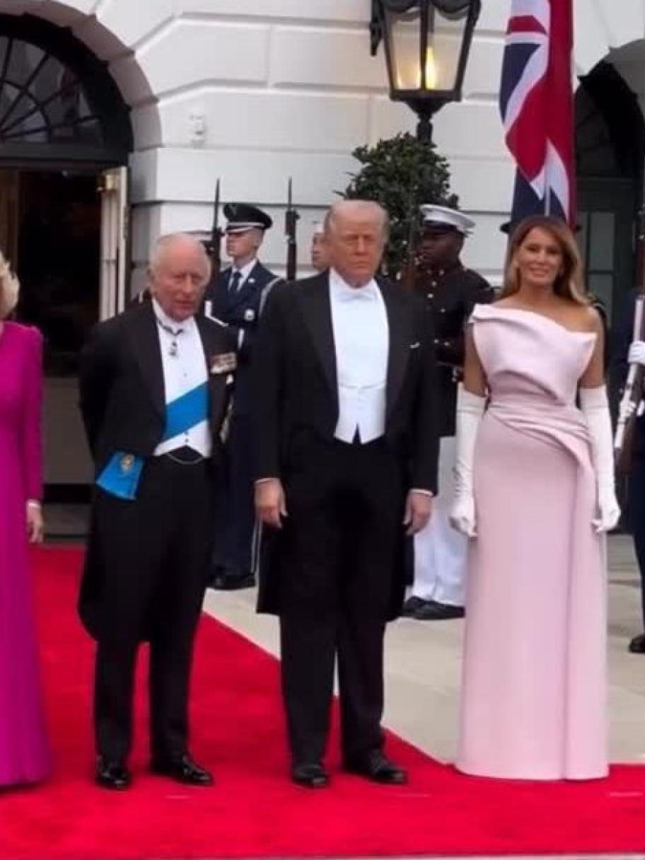 ميلانيا ترامب بفستان وردي من ديور كوتور في البيت الأبيض