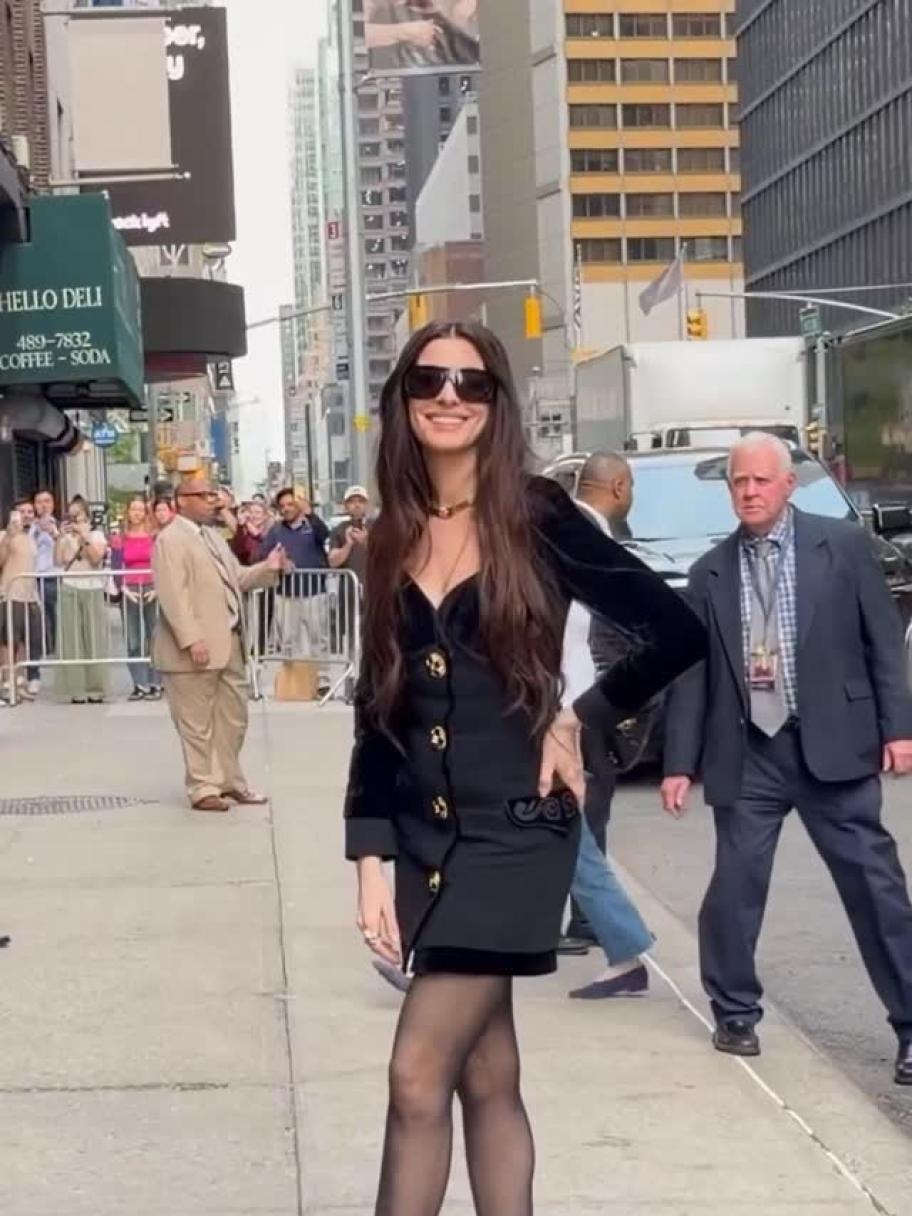 آن هاثاواي باطلالة من أرشيف فرساتشي ومجوهرات بولغاري