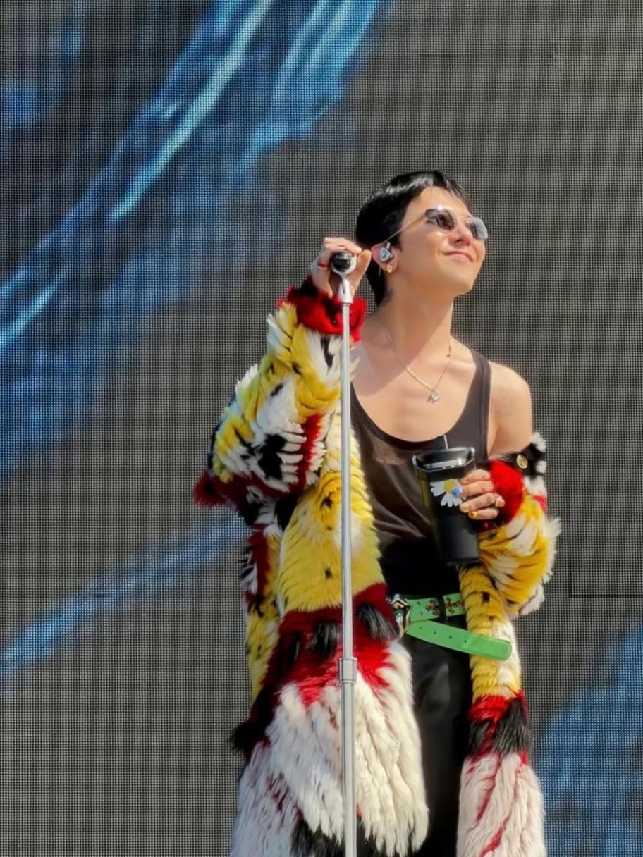 G-Dragon  يتألق بسماعات ألماسية مخصصة في Coachella - الصورة من حساب David Avalon Custom