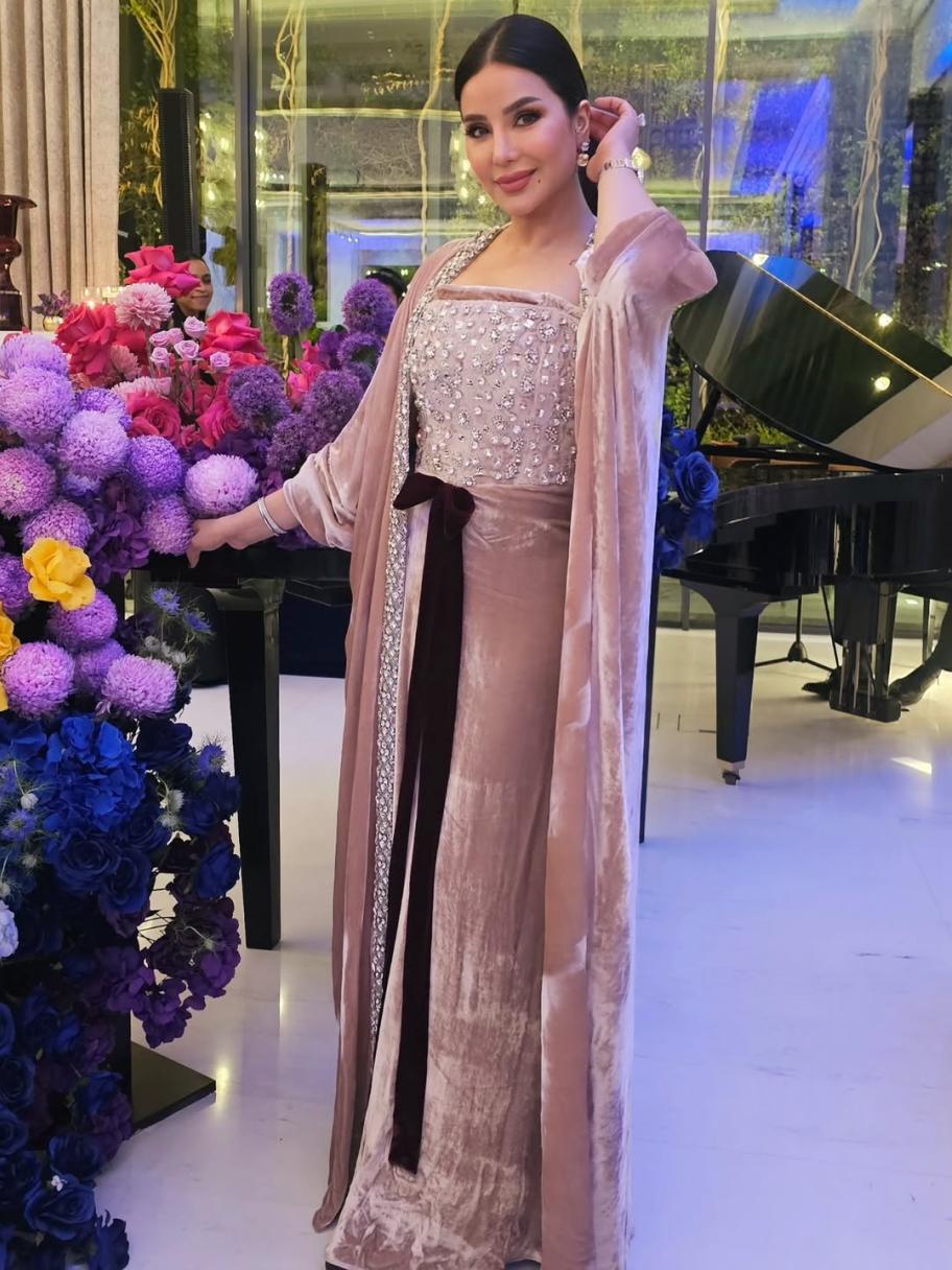 لجين عمران بإطلالة شرقية تجمع المخمل والترصيع