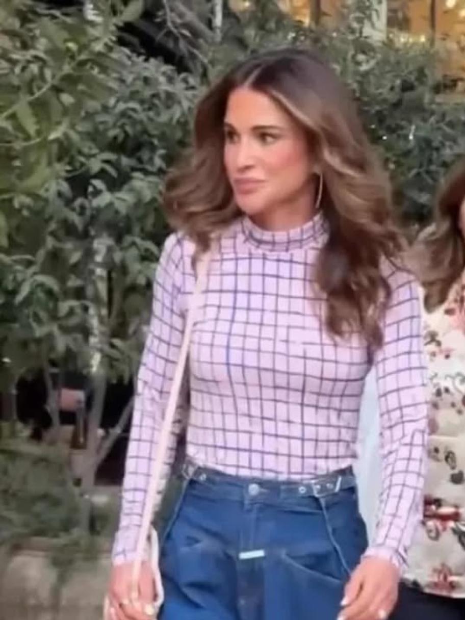 الملكة رانيا بإطلالة دنيم عصرية في زيارة إلى الصويفية