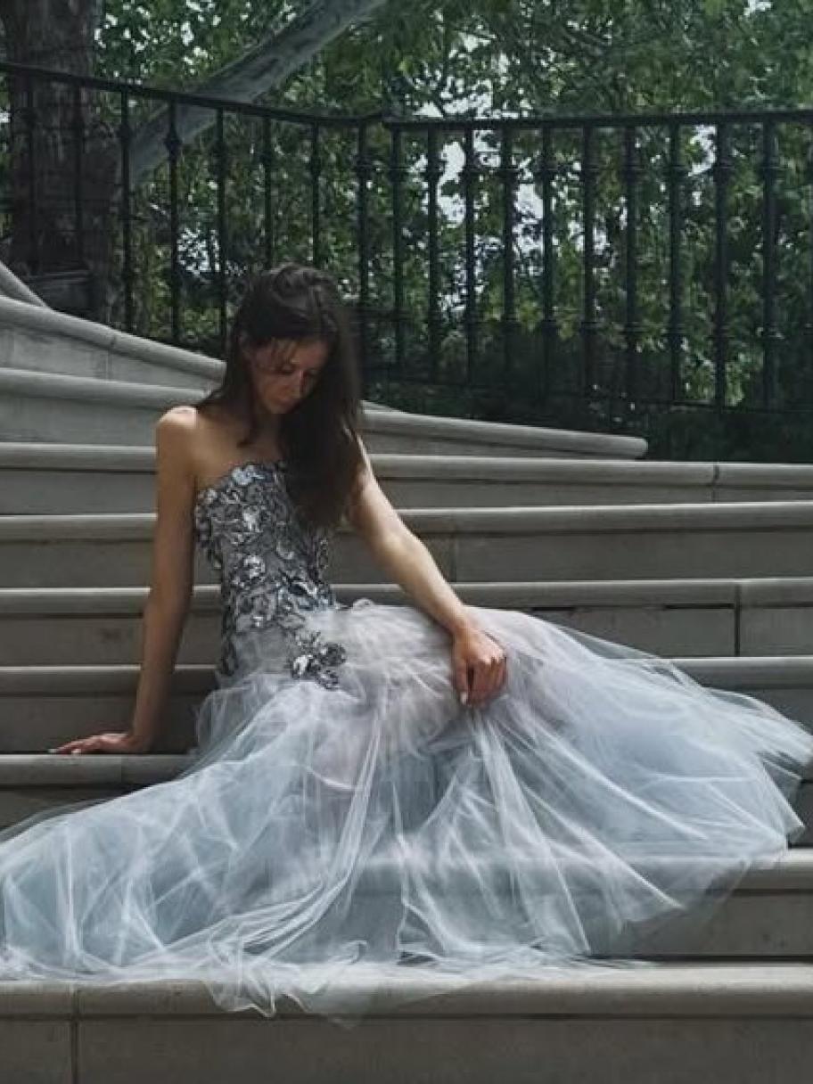 فستان فضي لامع… إطلالة ساندي روز في حفل تخرجها المدرسي