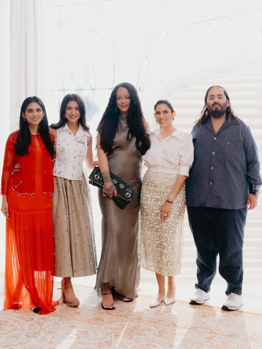 ريهانا وايشا أمباني باطلالات لافتة في ضيافة العائلة 