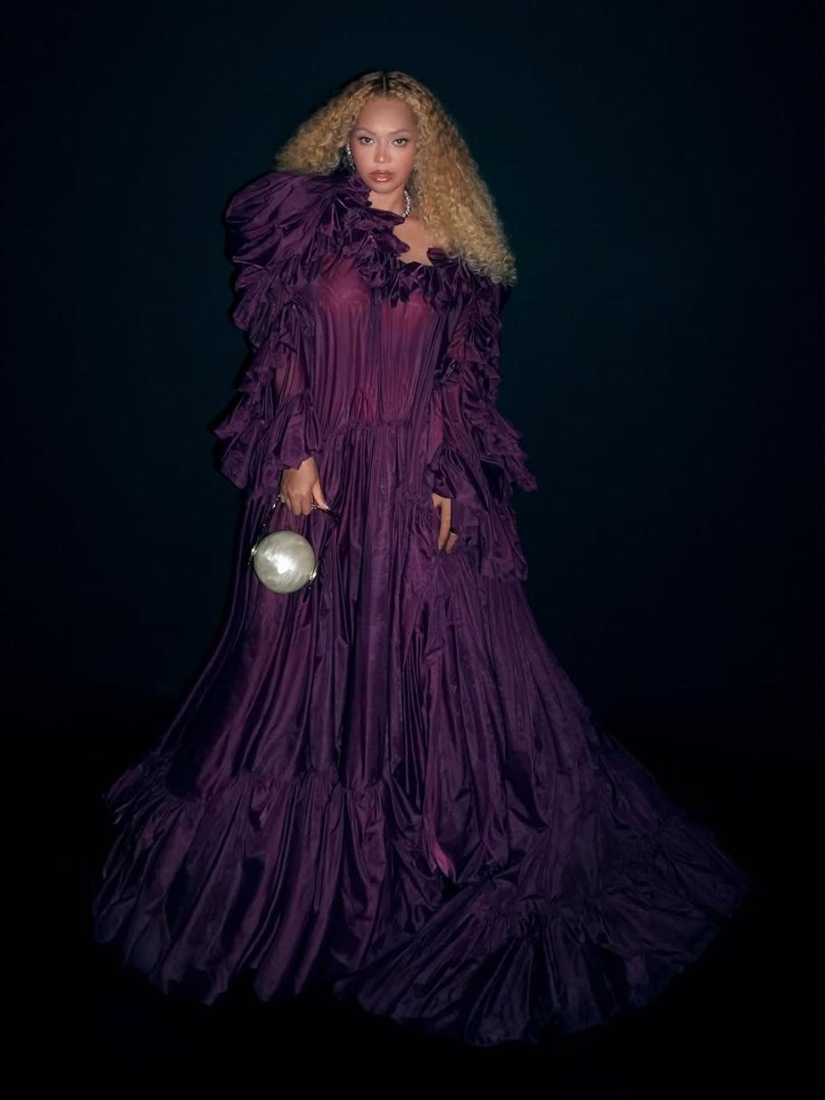 بيونسيه بفستان بنفسجي بقصة الكشاكش من سان لوران 