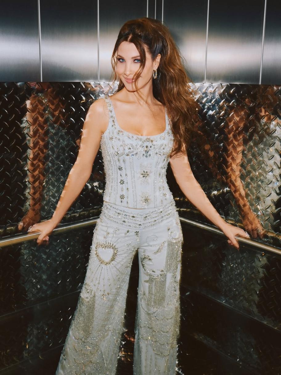 نانسي عجرم في قبرص بإطلالة بيضاء براقة بتوقيع ألين صباغ