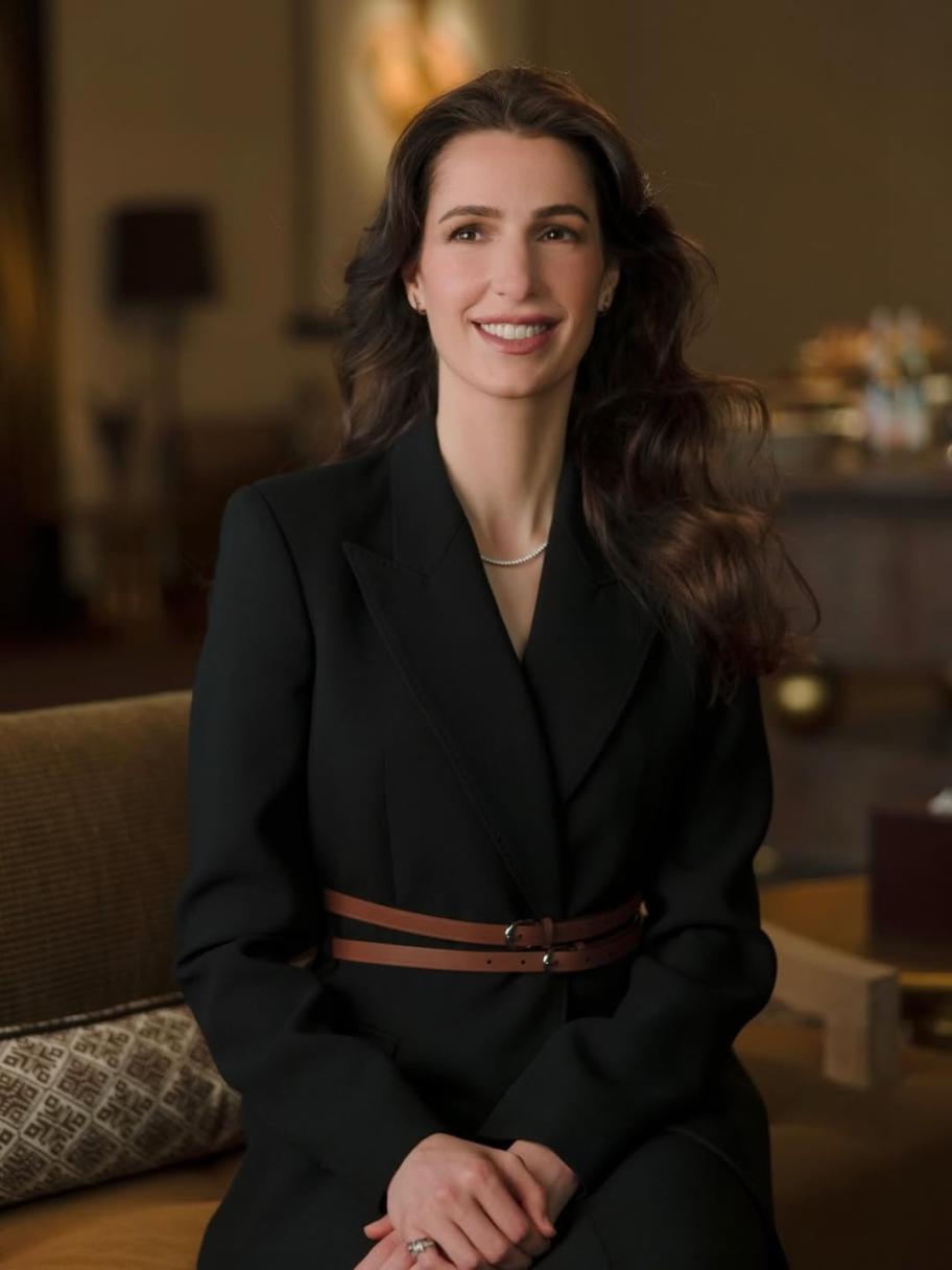 الأميرة رجوة تتألق بلوك كلاسيكي أنيق في عيد ميلادها