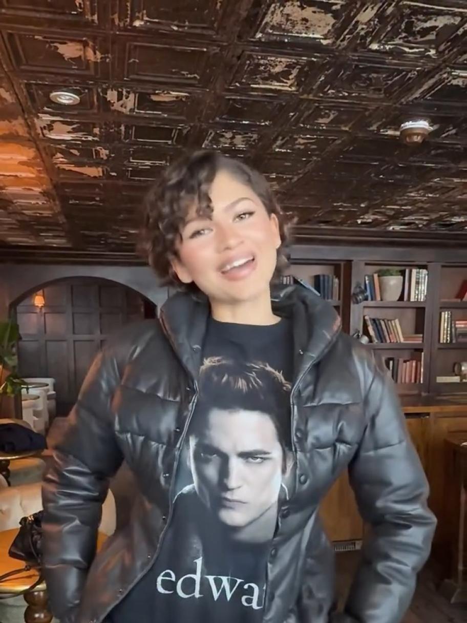 تي-شيرت Twilight يحوّل زندايا إلى محور حديث عرض The Drama 