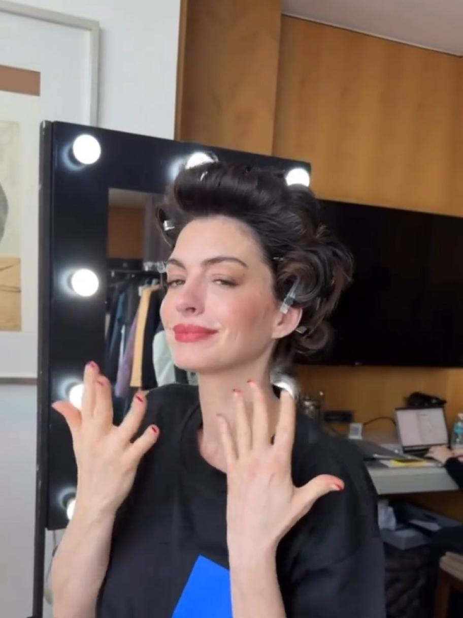 ما قصة تي-شيرت آن هاثاوي باللون الأزرق Cerulean؟ - الصورة من انستغرام  Ashley Afriyie