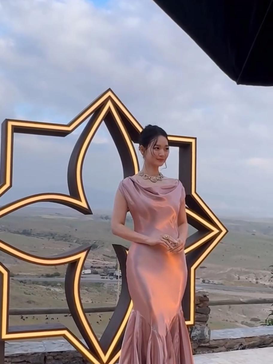 إطلالة شين مين آه في إطلاق مجموعة Louis Vuitton Mythica