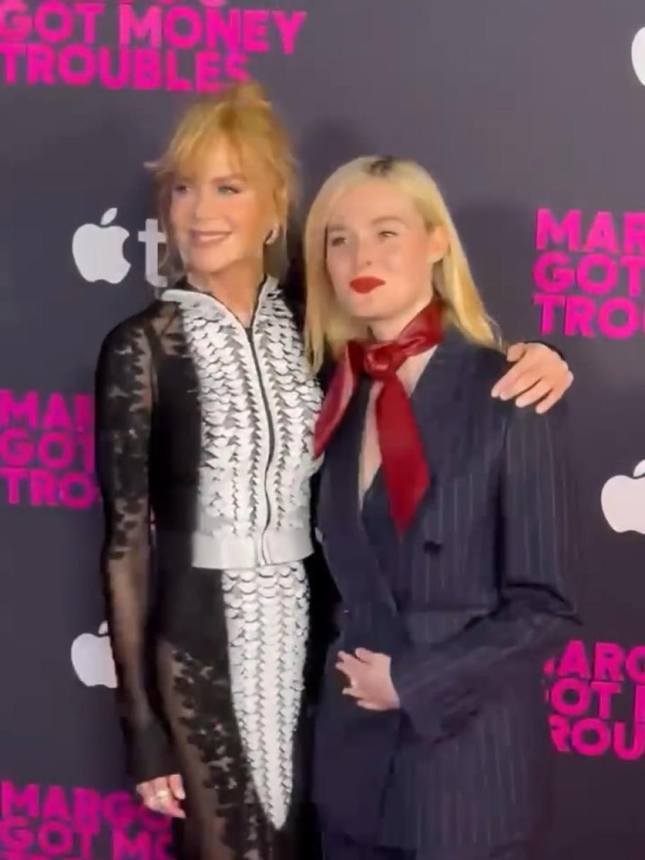 نيكول كيدمان وإيل فانينغ باطلالات من سكياباريللي وجيفنشي