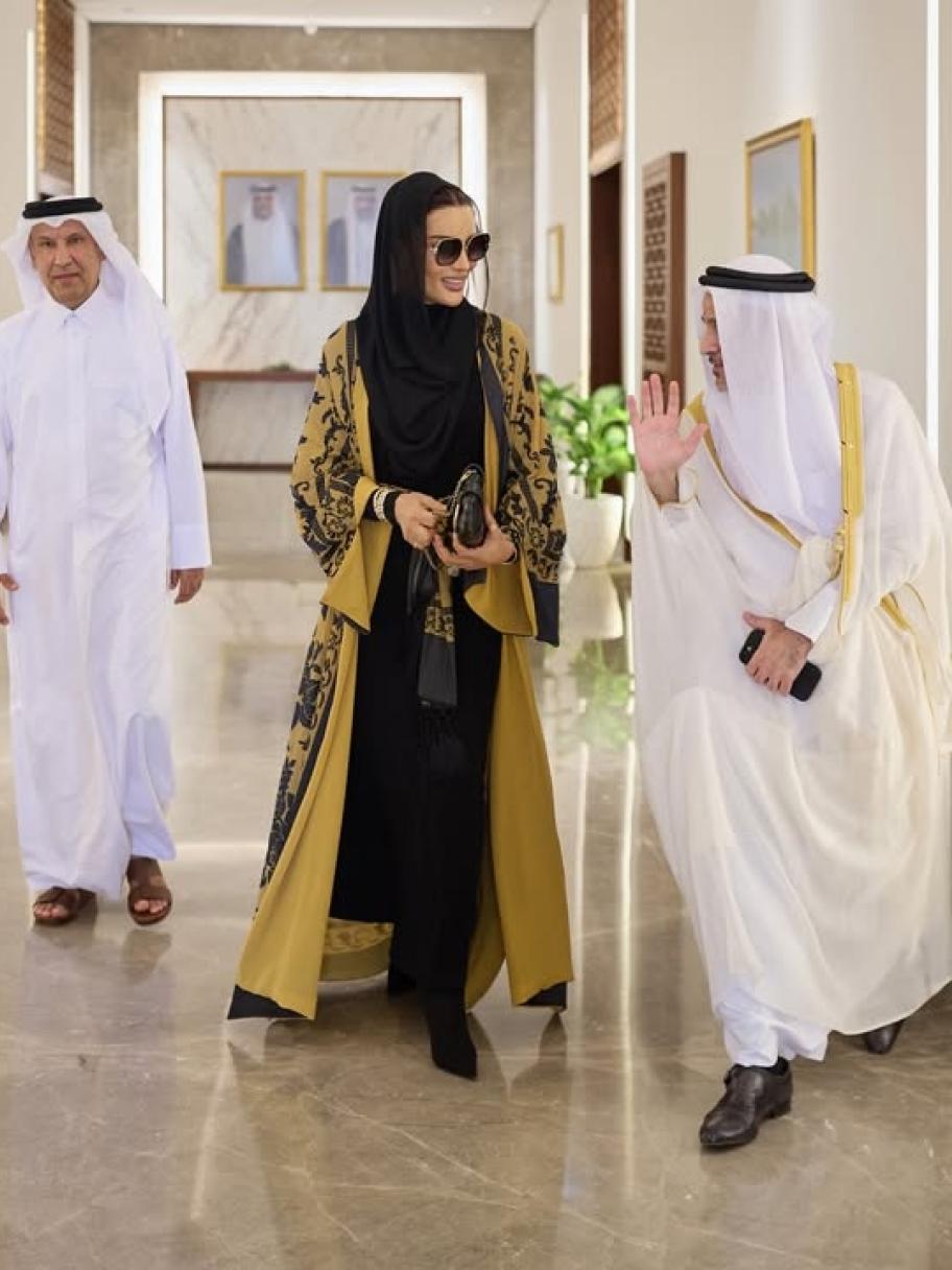 الشيخة موزا تتألق بعباية صفراء منقشة بأسلوب ملكي راقٍ