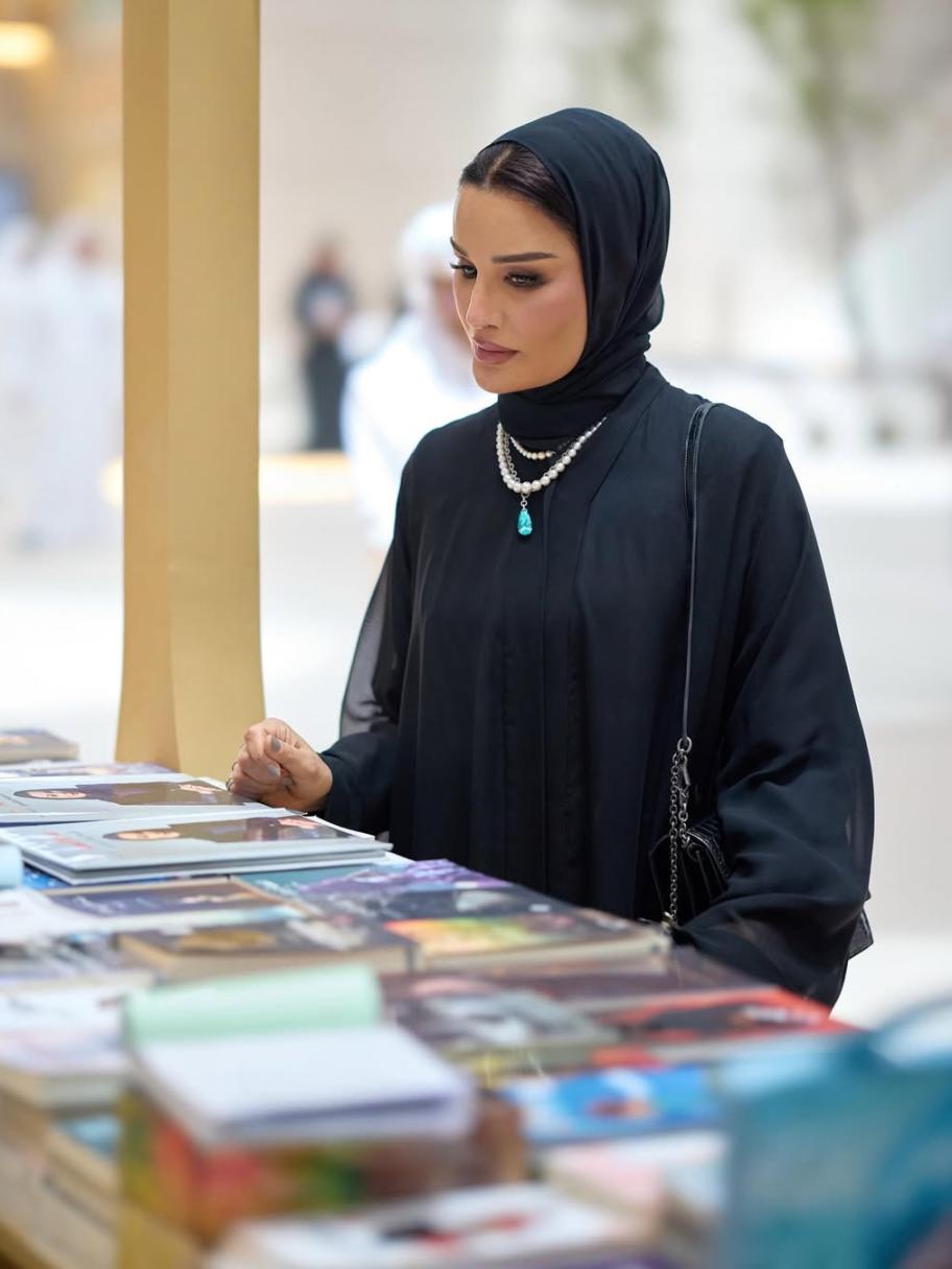 العباية السوداء ومجوهرات التوركواز واللؤلؤ في إطلالة الشيخة موزا 