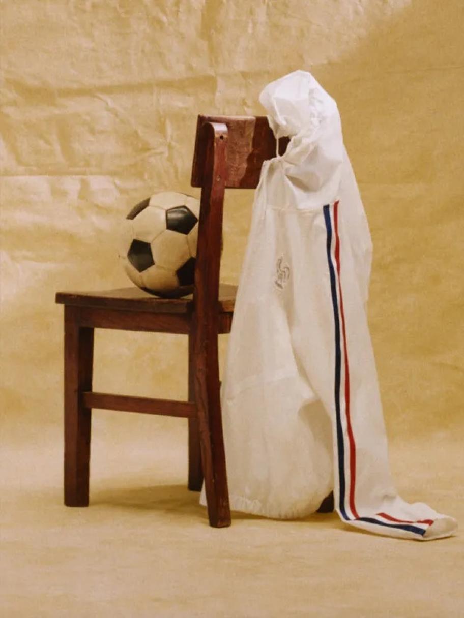 5  تعاونات موضة مستوحاة من كأس العالم يجب معرفتها هذا الموسم - الصورة من تعاون Jacquemus × Nike ×  الاتحاد الفرنسي لكرة القدم