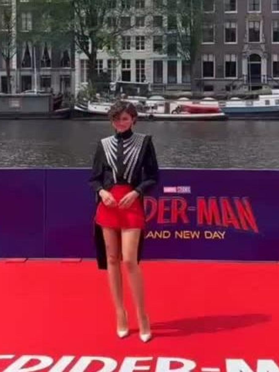 زندايا بإطلالة مستوحاة من عالم Spider-Man بتوقيع لويس فيتون