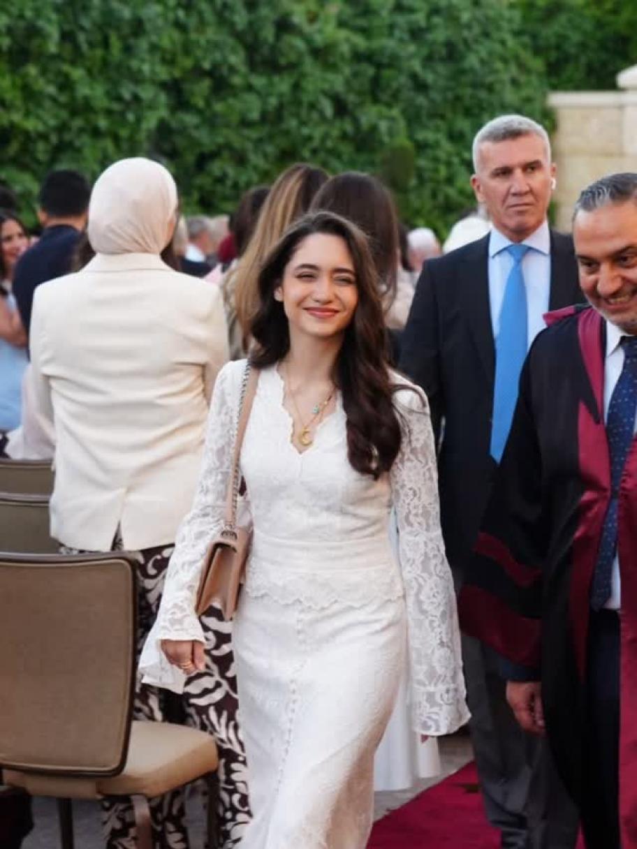الأميرة جليلة بنت علي بفستان أبيض أنيق ولمسات باستيلية 