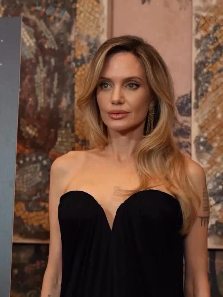 أنجلينا جولي بفستان أسود من توم فورد خلال عرض Couture 
