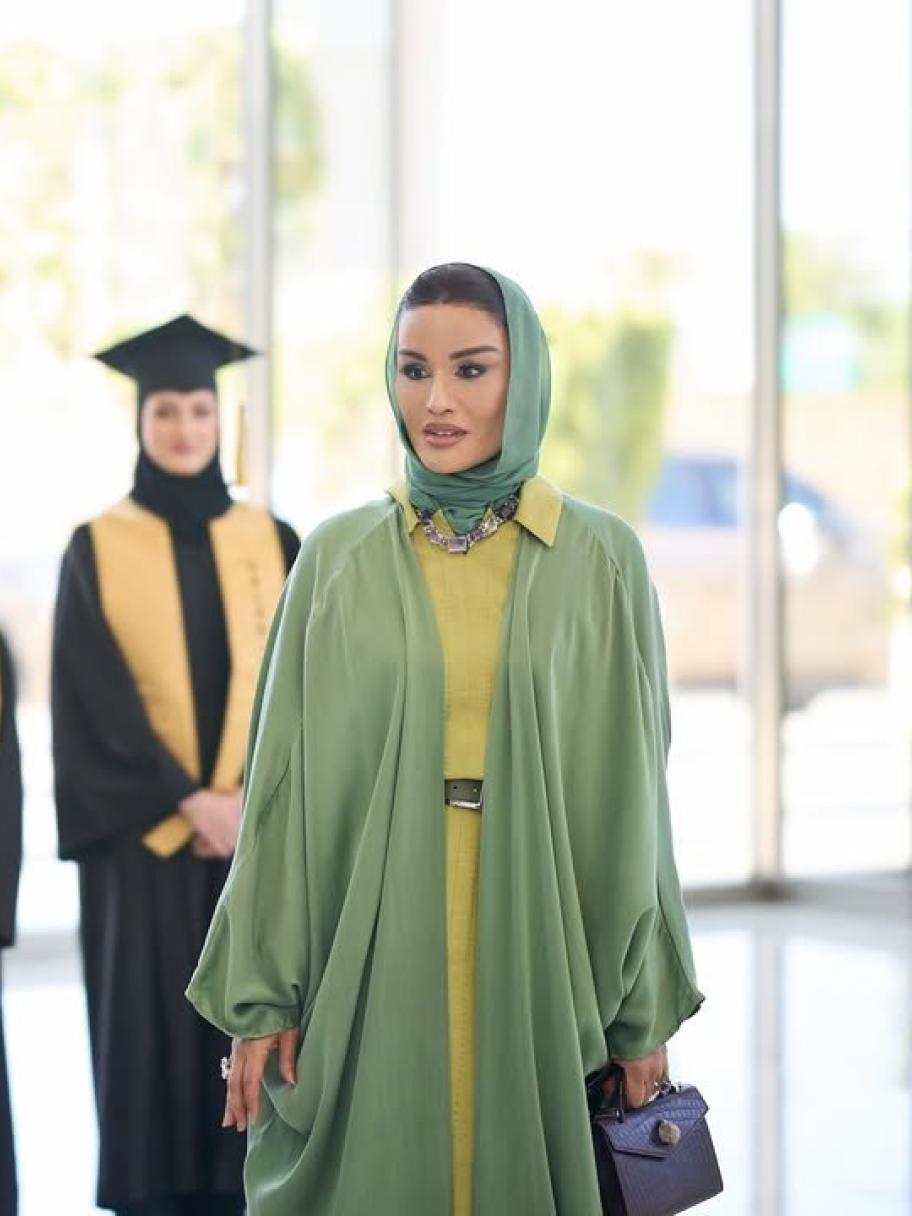 ألوان جريئة وأناقة راقية في أحدث إطلالة للشيخة موزا