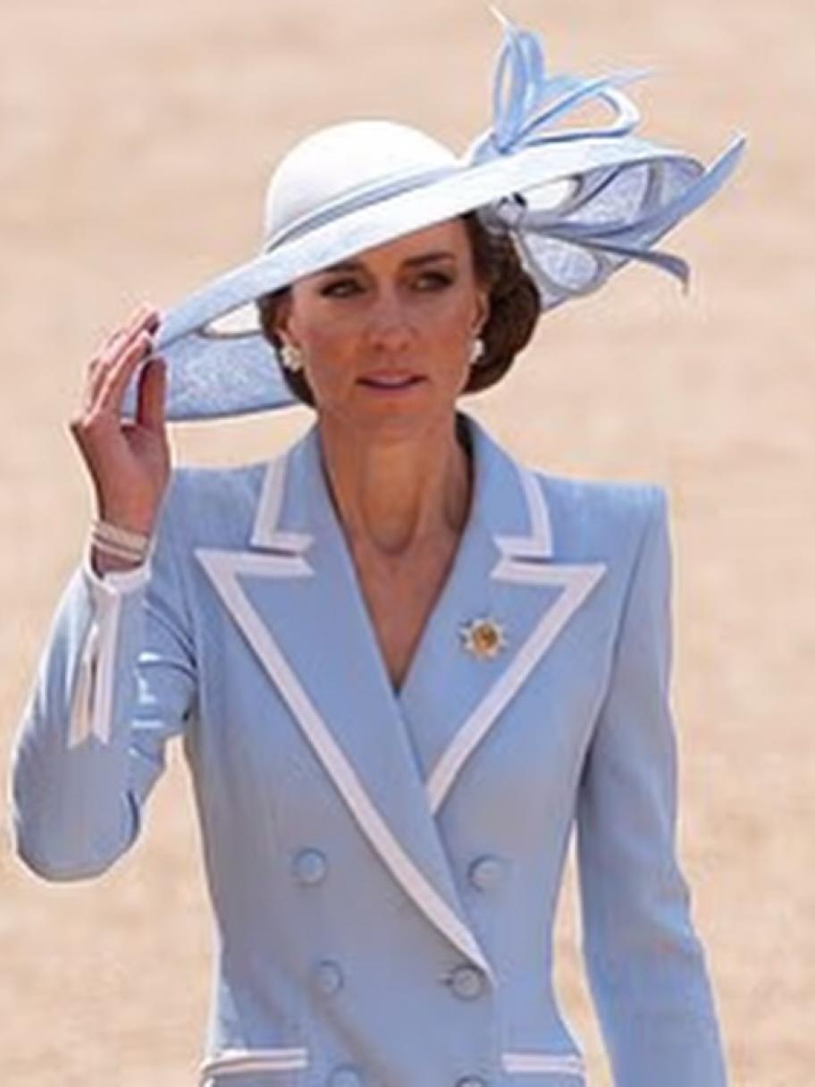 كيت ميدلتون بإطلالة راقية من Catherine Walker في لندن