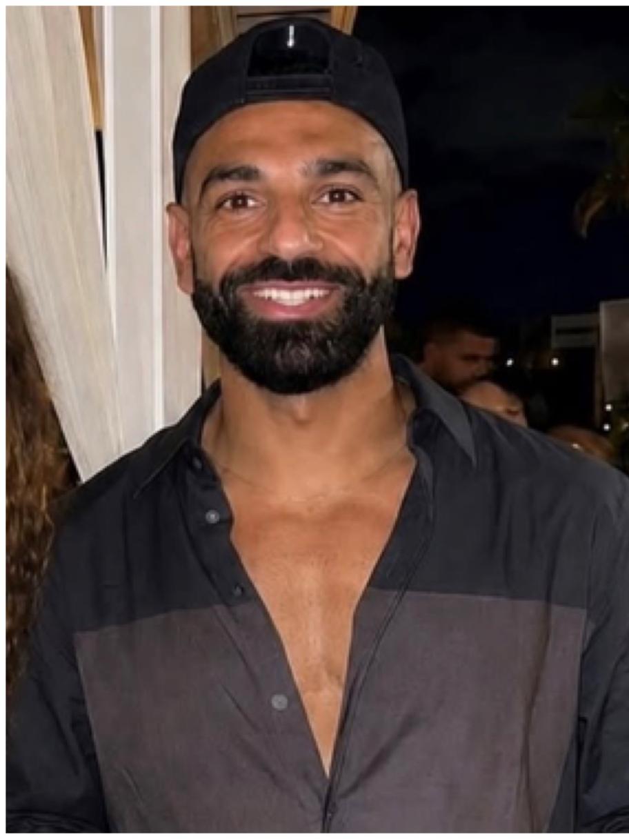 محمد صلاح بإطلالة عصرية من لويفي وأكملها بقبعة تحمل رسالة 