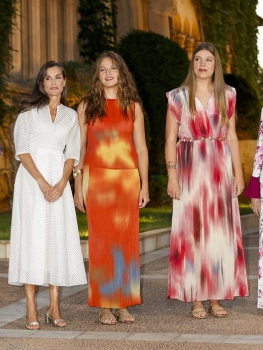 الملكة ليتيزيا وبناتها يتألقن باطلالات صيفية في ماريفنت  - الصورة من موقع Royal Fashion Police