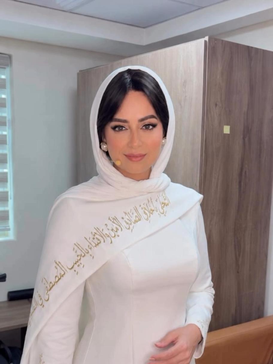 هبة مجدي بإطلالة بيضاء مزينة بالخط العربي الذهبي