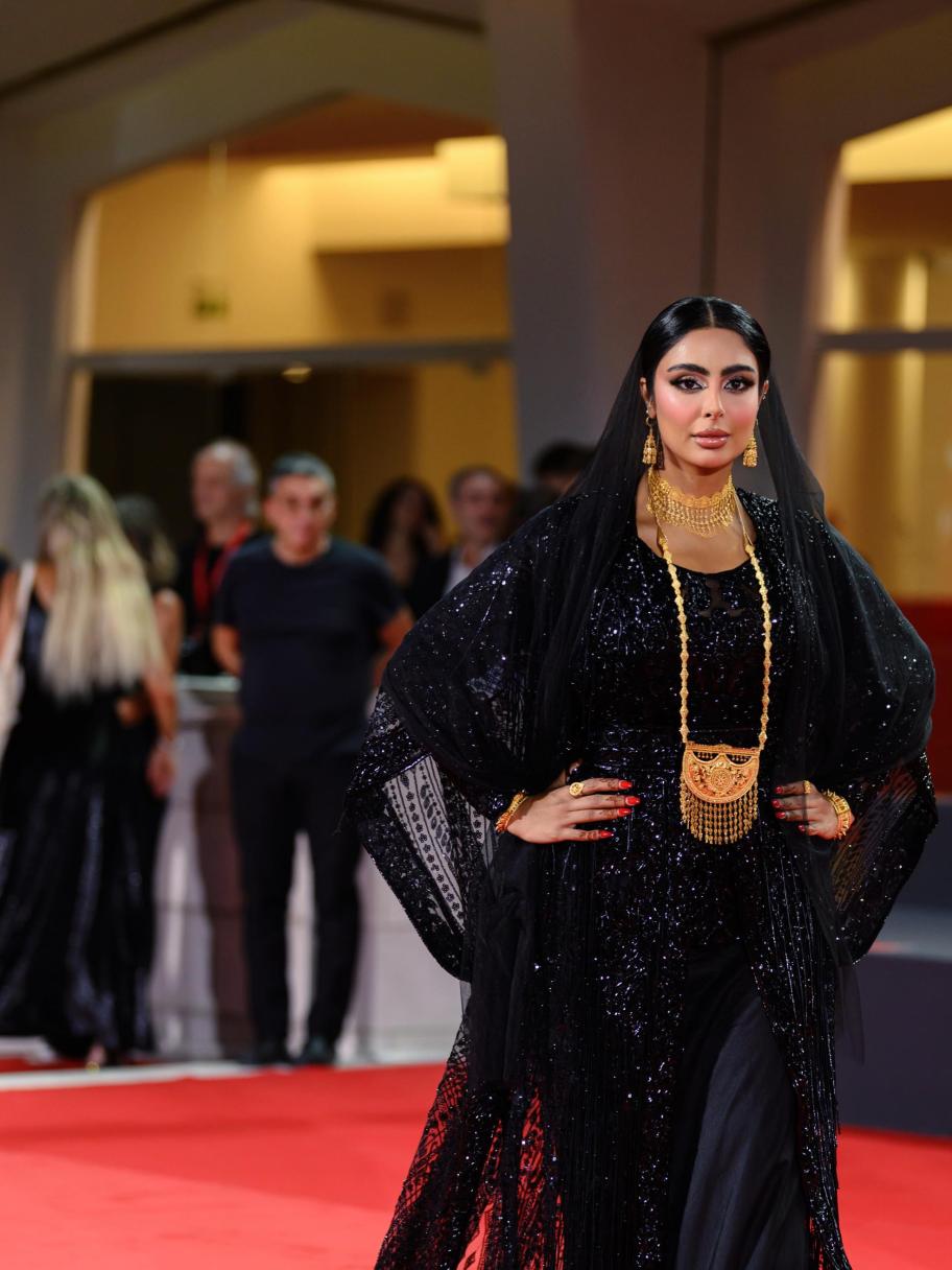 مريم محمد بالثوب الإماراتي من توقيع حمد جاسم في البندقية