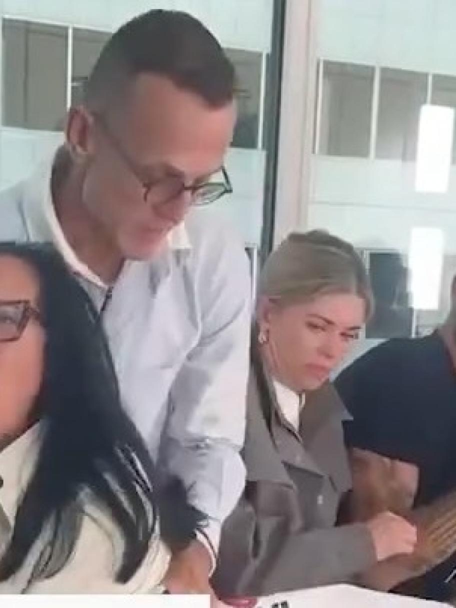 رئيس مجلس الأزياء الأمريكي يأخذ إجازة بعد واقعة متظاهر PETA