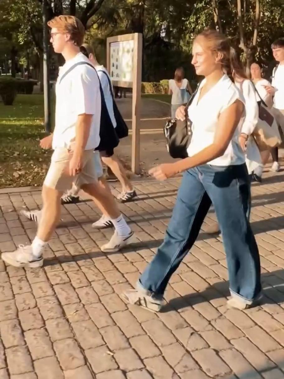 الأميرة ليونور بإطلالة جامعية عصرية من Zara وOnitsuka Tiger