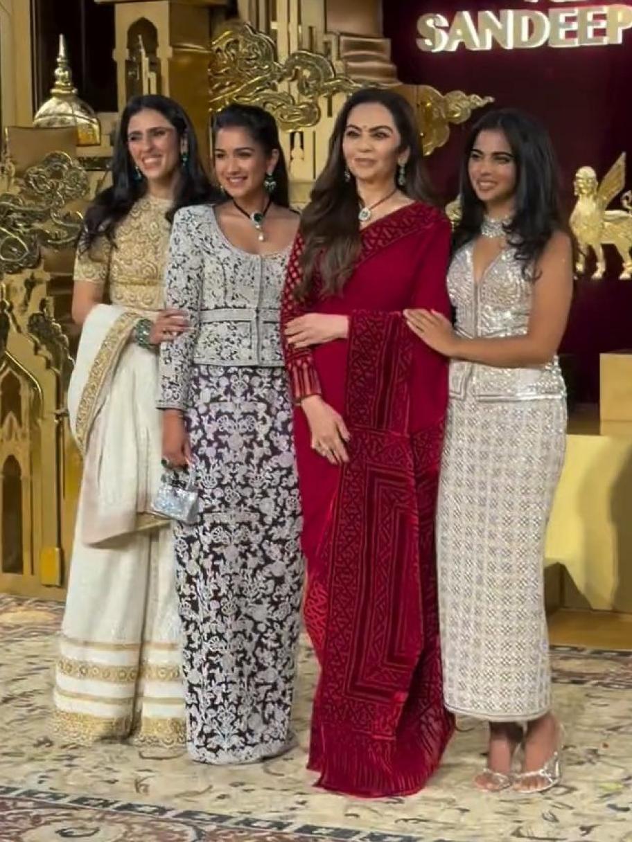 إطلالات النجمات في احتفالية Abu Jani Sandeep Khosla الأربعين