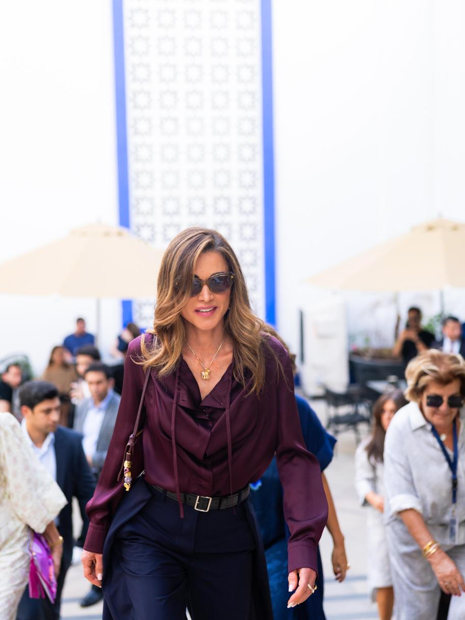 الملكة رانيا بإطلالة من لويفي تجمع بين الأناقة العصرية والبساطة الراقية - مصدر الصورة ©️ Royal Hashemite Court 