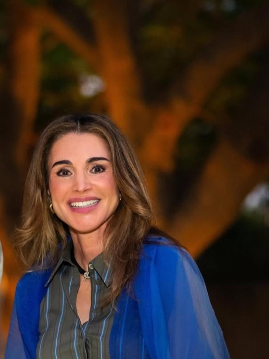 الملكة رانيا بفستان مقلم من Staud مع بوليرو أزرق من الشيفون 
