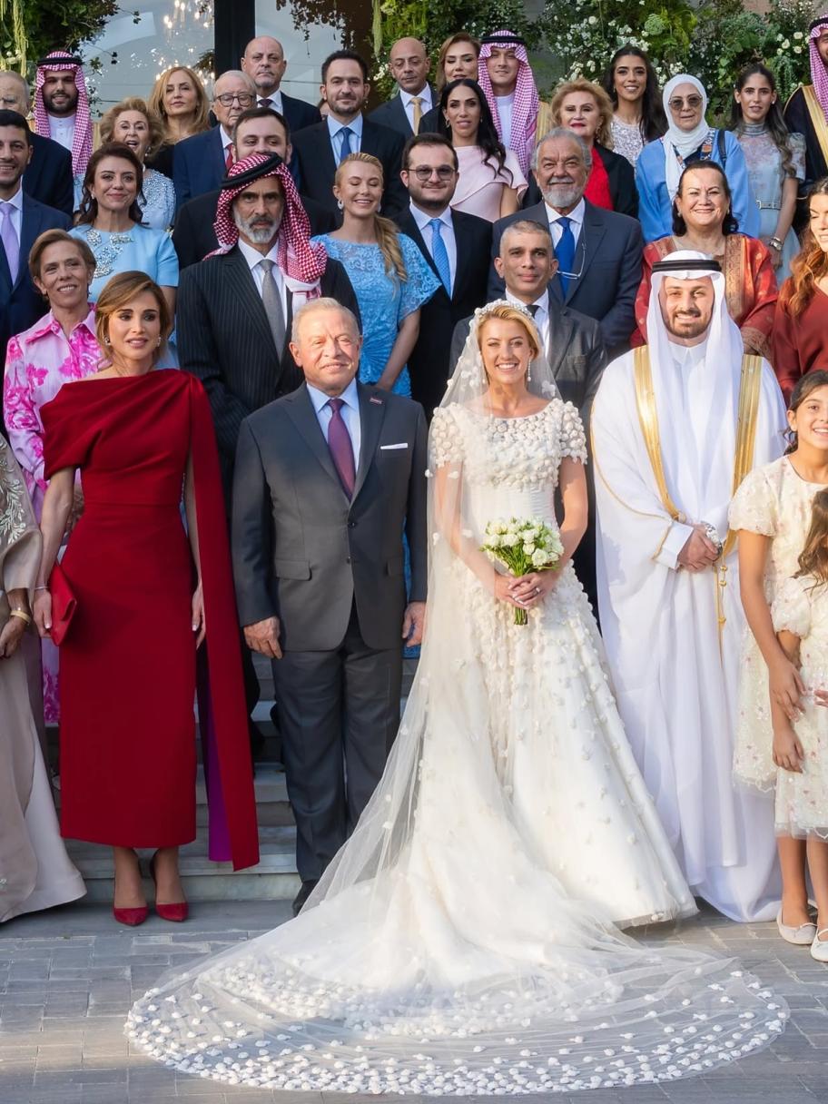 الملكة رانيا بفستان أحمر من روكساندا في زفاف الأميرة سارة بنت فيصل