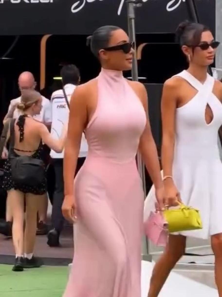 كيم كاردشيان تدعم لويس هاميلتون بإطلالة وردية شفافة من Alaïa
