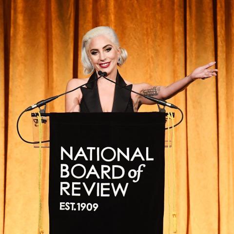 ليدي غاغا تتسلم جائزة NBR عن فئة أفضل ممثلة عن فيلم A Star is Born