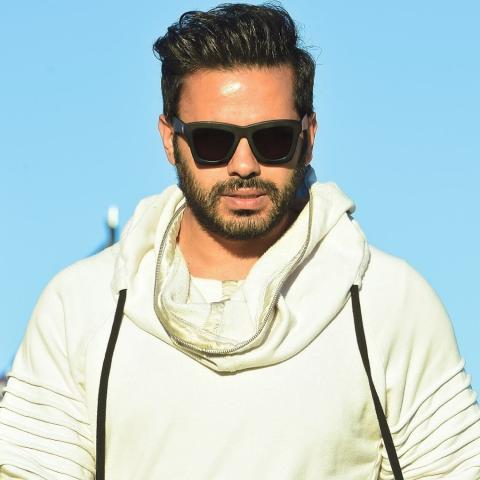 عبدالله بو شهري مع شقيقه في &quot;مني وفيني&quot; -انستغرام @abdullah_boushehri