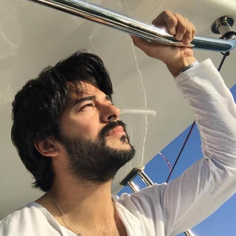 بوراك Burak Özçivit أب لأول مرة