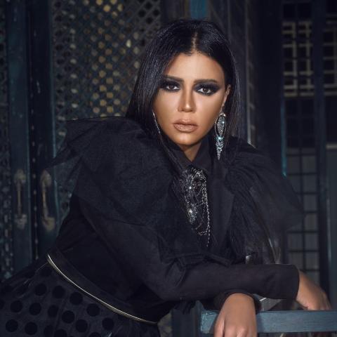 التحقيق مع رانيا يوسف بسبب فستانه raniayoussef_@