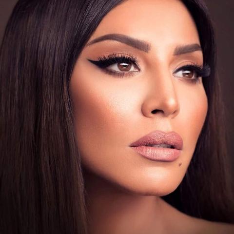 أمل بشوشة في دولار. صورة من الفيسبوك