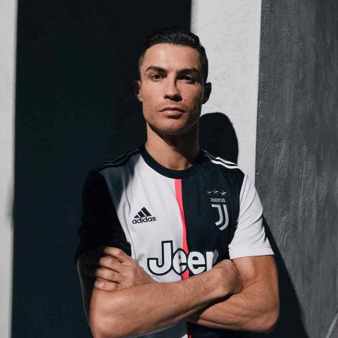 كريستيانو رونالدو بالقميص الرسمي لـ@ juventusfcen