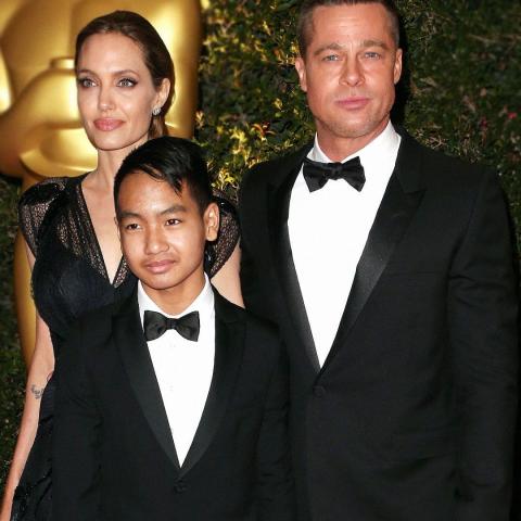 مادوكس يتوسط والديه أنجلينا وبراد -انستغرام @entertainmenttonight