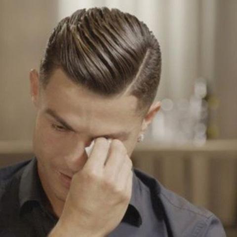 كريستيانو رونالدو يبكي والده على الهواء