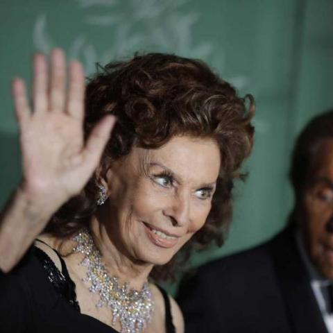 صوفيا لورين وفالنتينو - صورة من AP