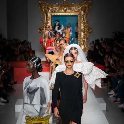 من عرض أزياء موسكينو - صورة من Imaxtree